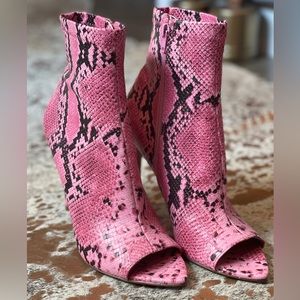 Steve Madden size 8 open toe pink snakeskin bootie